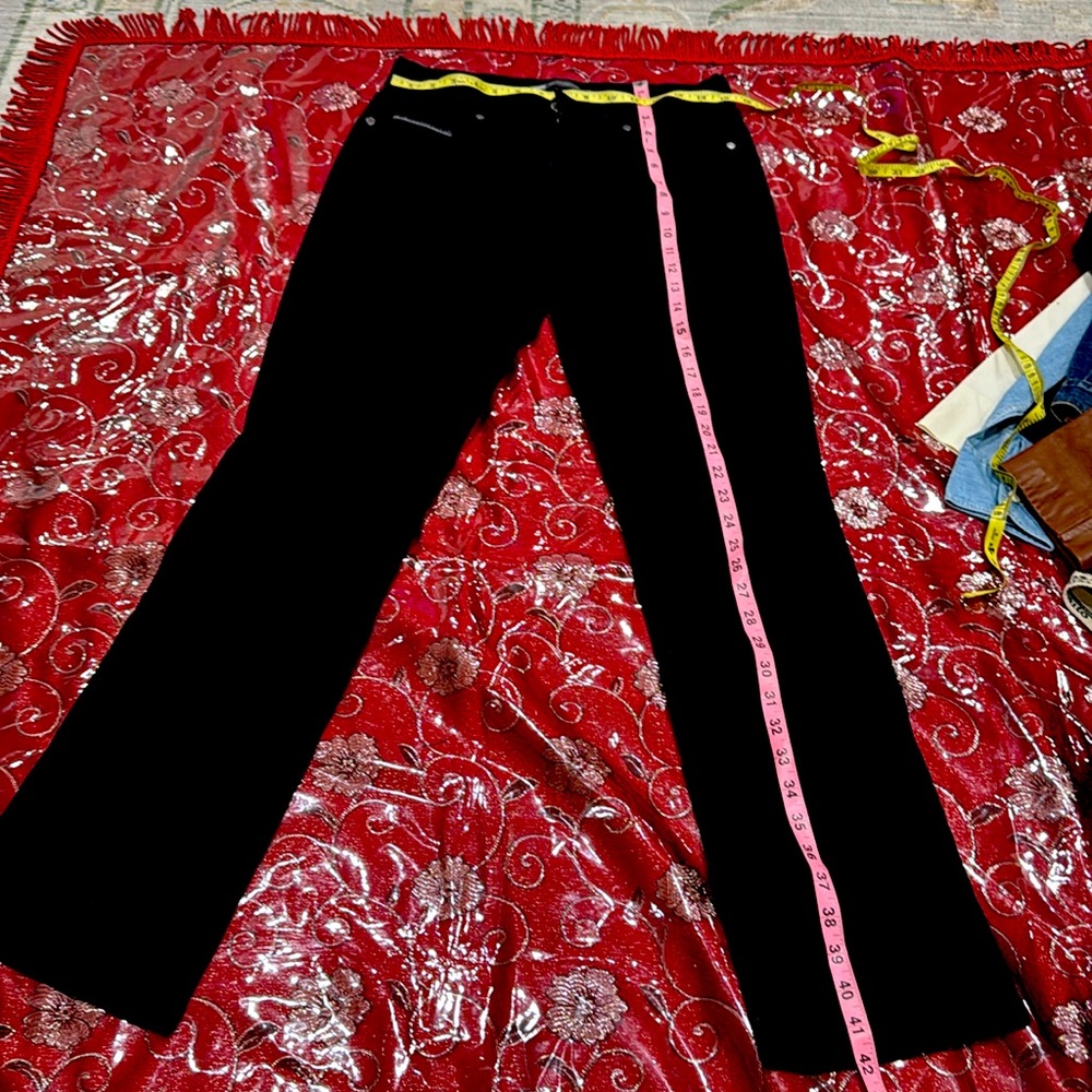 This is straight leg Levi’s 505 I have all the measurements in the photos